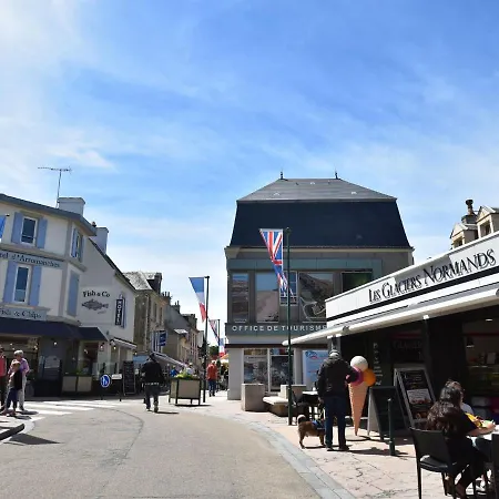Comfortable Apartment Facing The Museum Arromanches-les-Bains Exterior photo